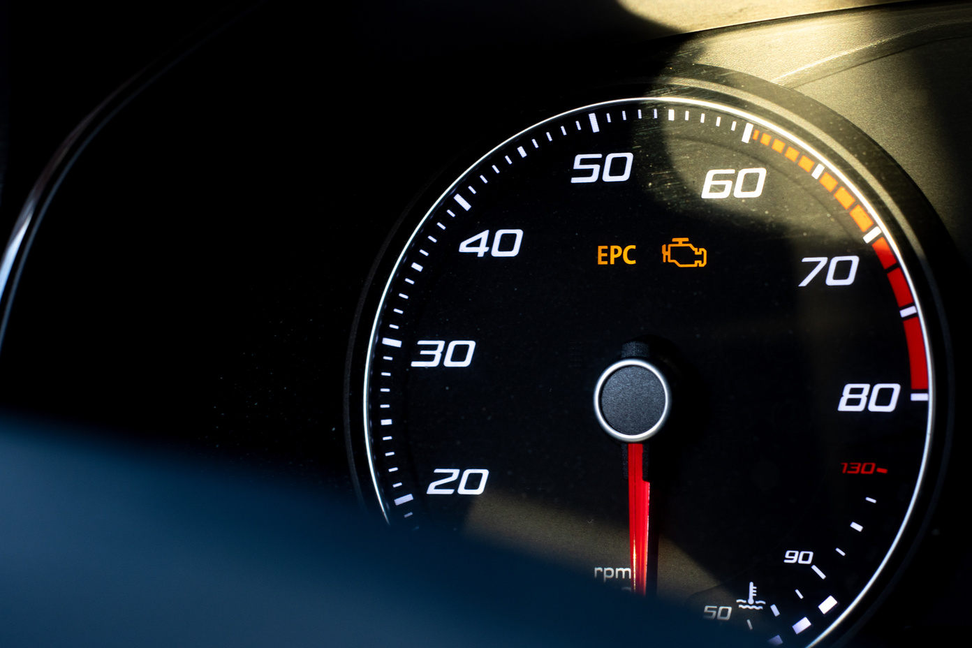 warning light engine in car dashboard